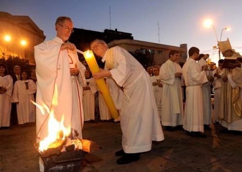 encendiendo el cirio de la vigilia pascual