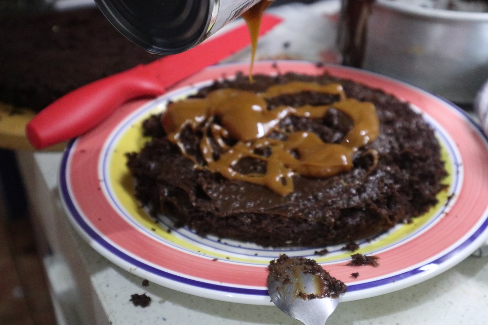 decora la torta con dulce de leche