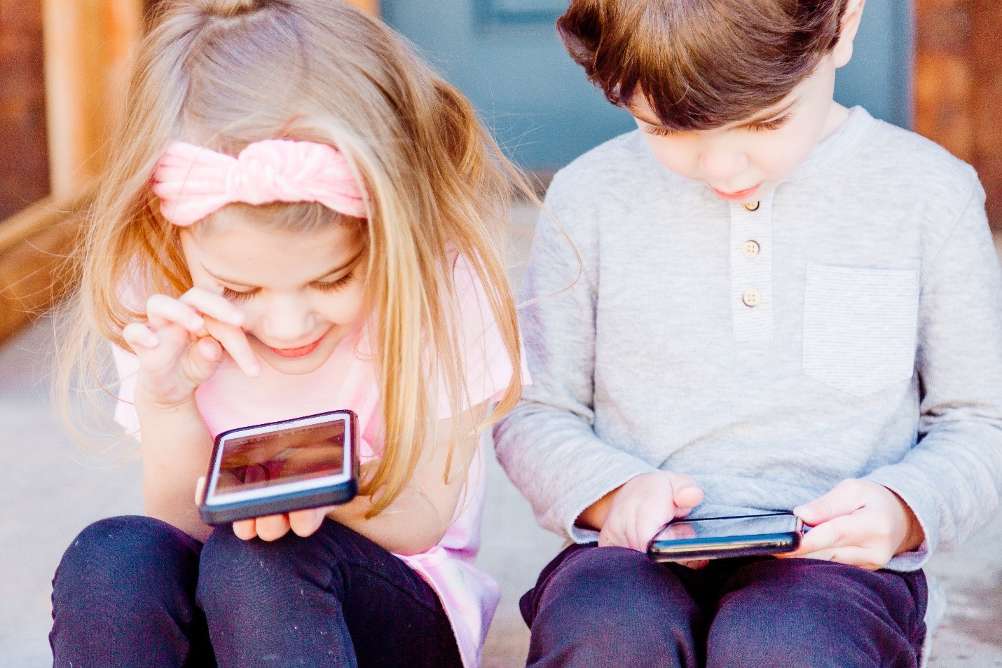 Children using smartphones and social media for entertainment.