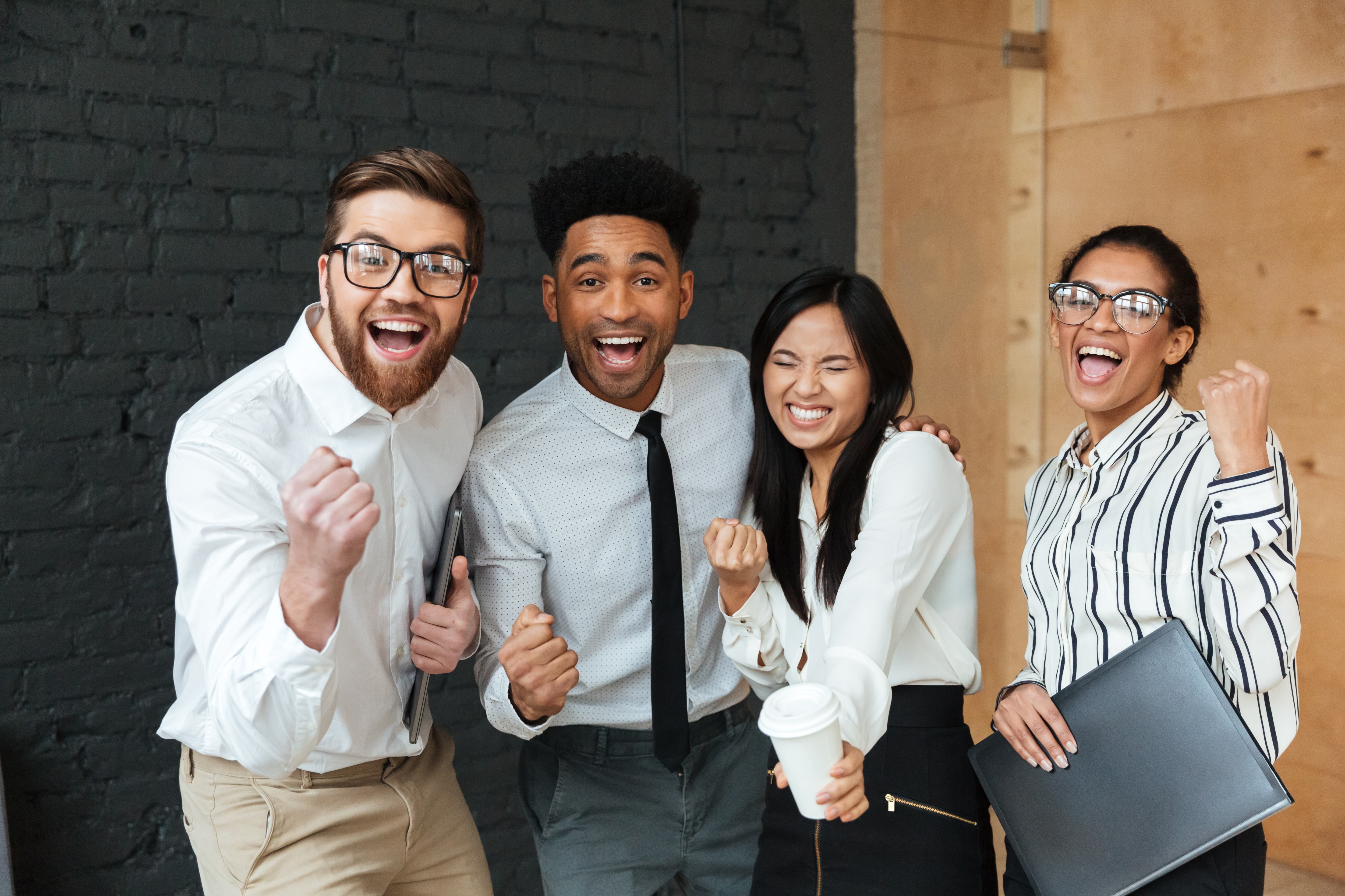Collegues-heureux-travail-rh