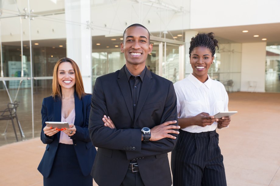 Équipe commerciale homme femmes sourires