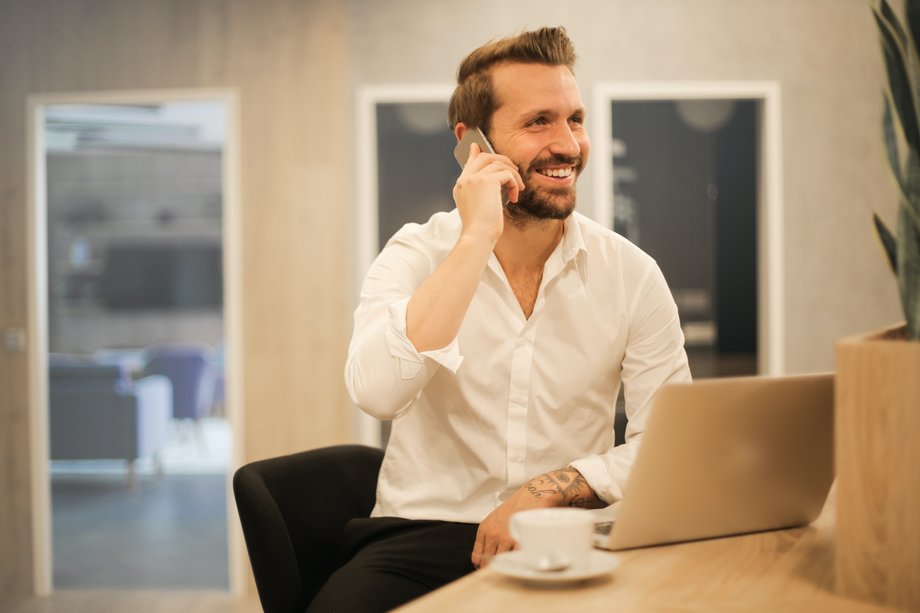 Homme heureux au téléphone