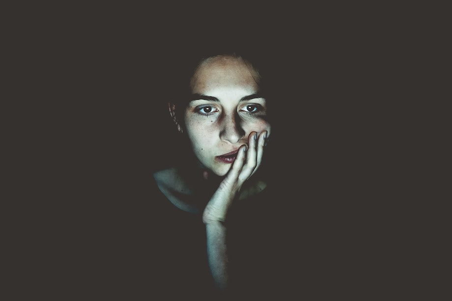 Jeune femme qui s'ennuie