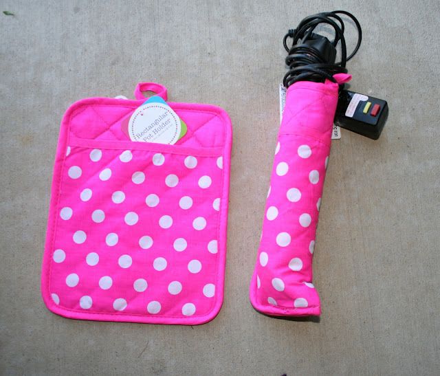 Turn a pot holder into a heat-safe travel case for your flat iron or curling iron! #DIY #Solutions