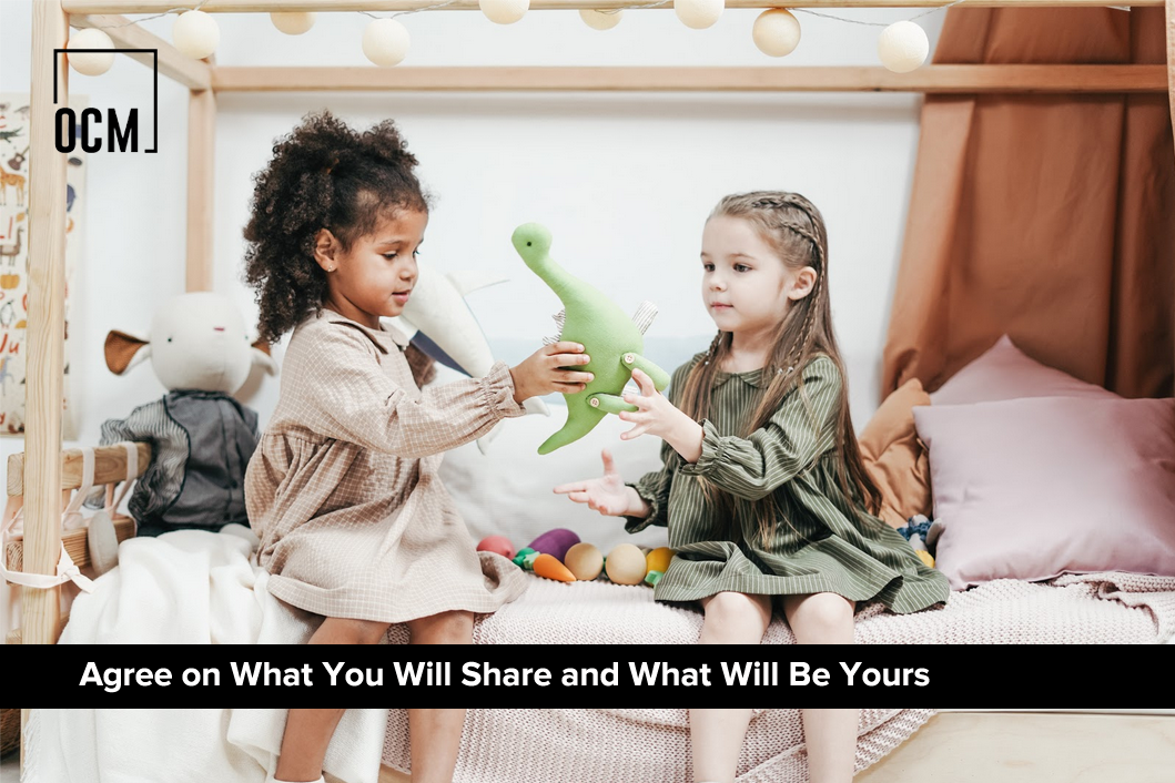2 kid share a doll