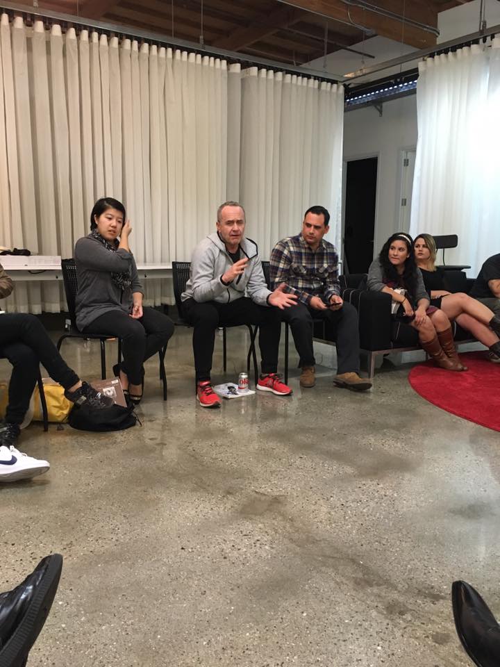 Aerial view of a brainstorming session with diverse professionals at Futur Pro Meetup.