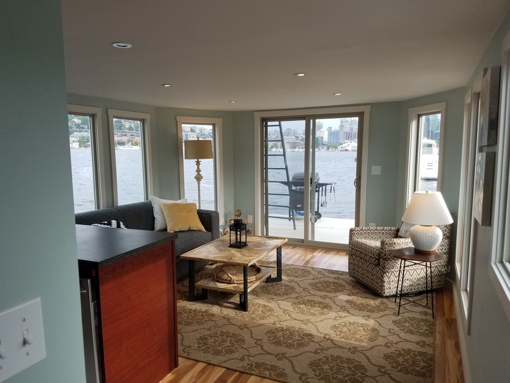 waterfront houseboat rental