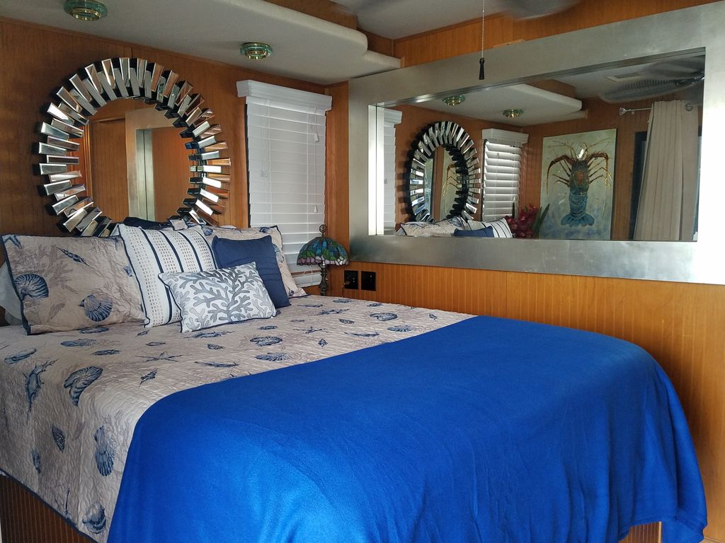 houseboat in seattle
