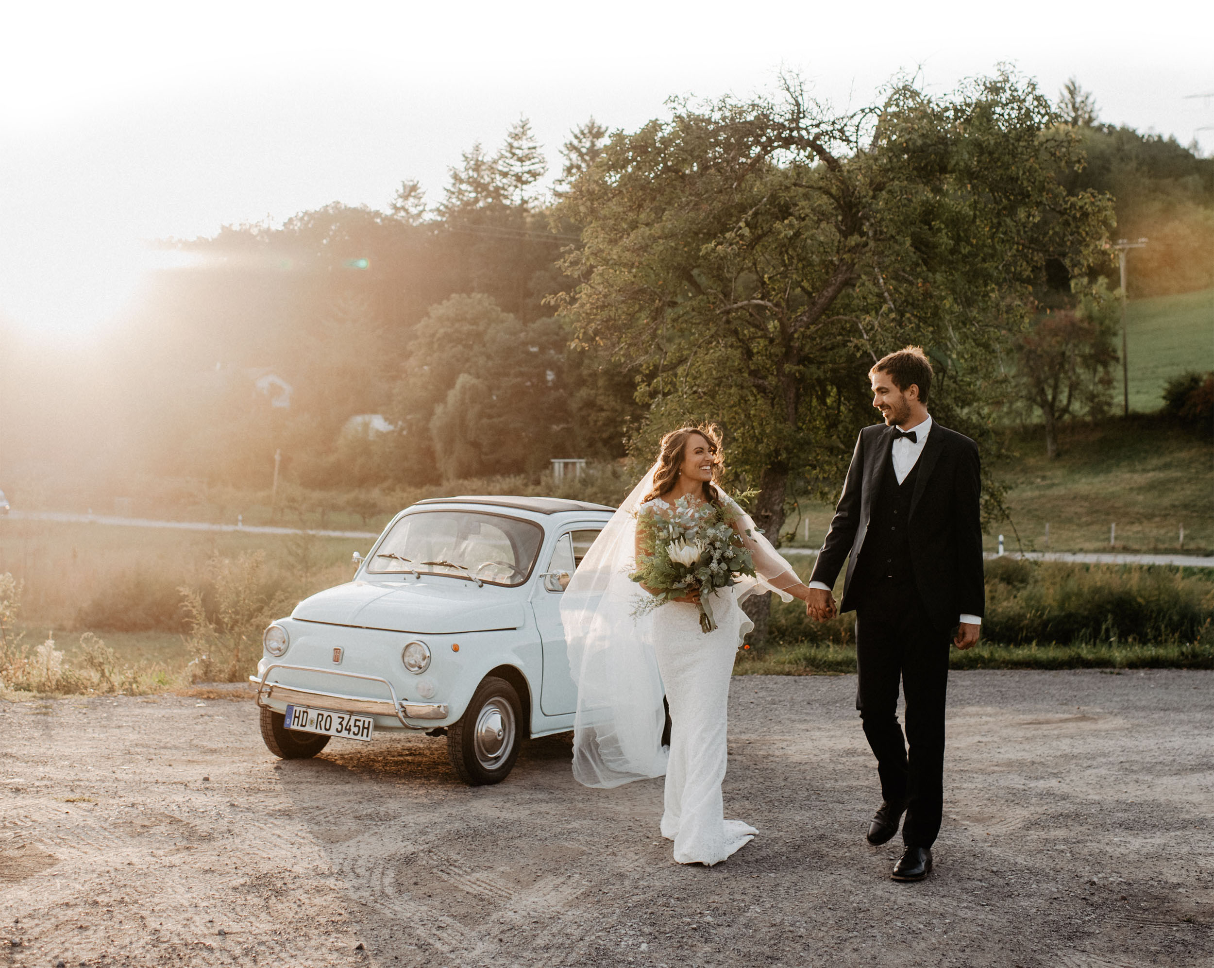 Hochzeit mit Oldtimer Paar glücklich