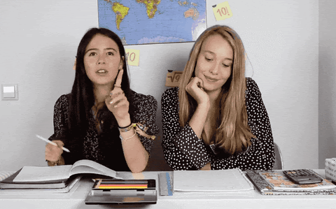 Garotas estudando e tendo ideias juntas