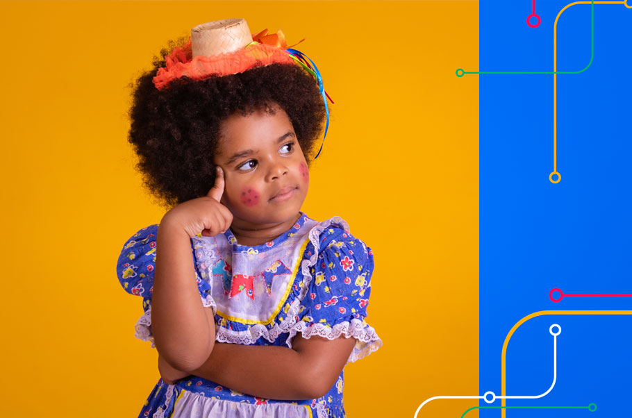 Aluna vestida com trajes de festa junina