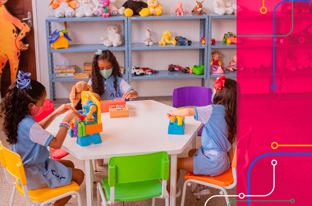 Alunas do Colégio Alt brincando na brinquedoteca - imagem retirada diretamente do site da escola