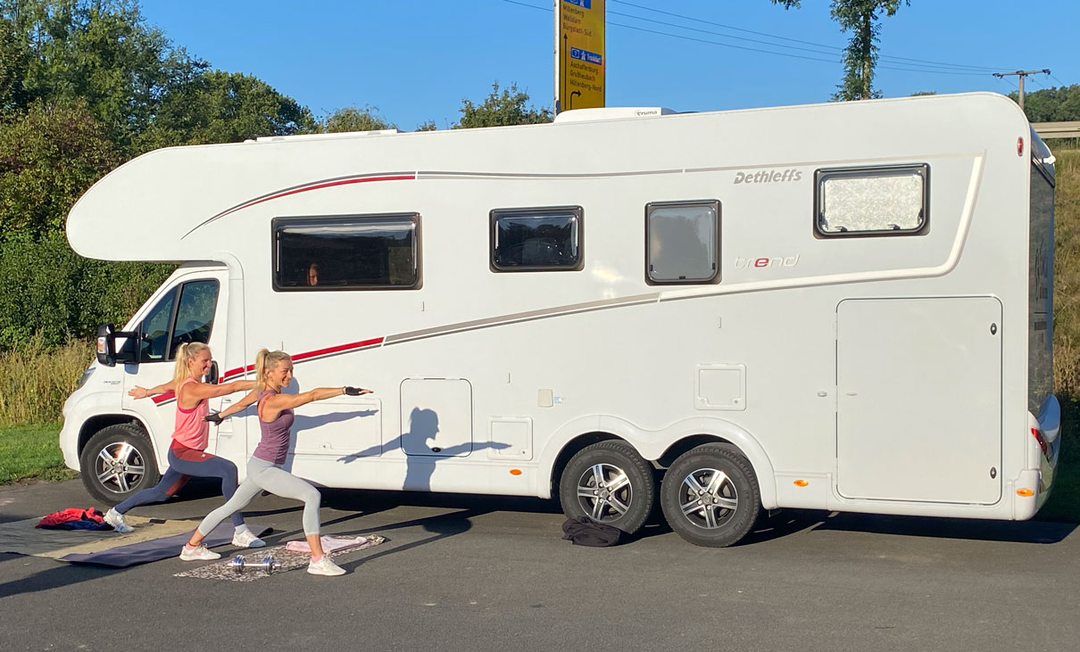 Familie auf Weltreise - Die Leichsenrings - Reisen mit dem Wohnmobil durch Europa Sport vor dem Wohnmobil