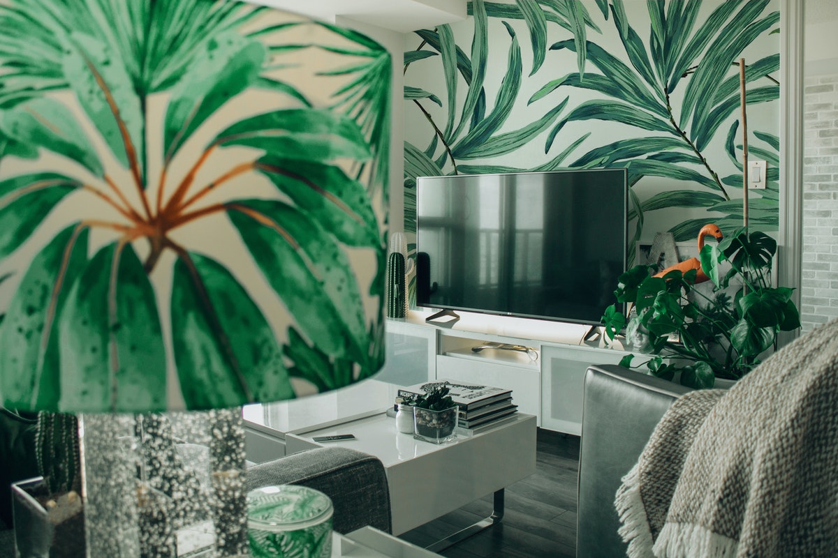 Wallpaper with consistent tropical patterns