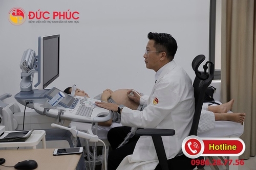 bác sĩ thăm khám tại bệnh viện Đức phúc