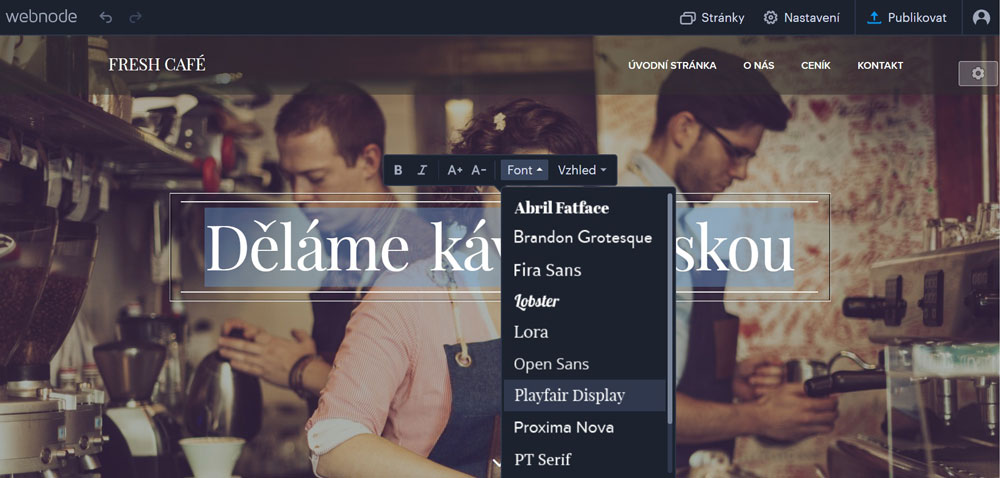 Šablona s motivem kavárny v editoru Webnode. Šabloně dominuje hnědá. Na šabloně právě probíhá výběr fontu pro úvodní text.