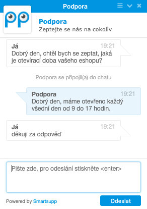 Okénko s livechatem od služby Smartsupp, ve kterém komunikují operátor chatu a zákazník. Řeší spolu otevírací dobu eshopu.