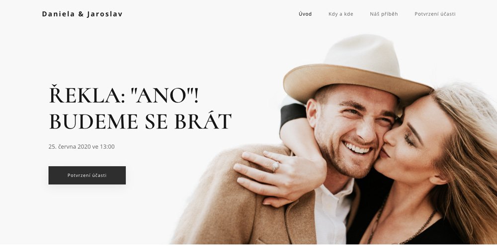 Šablona svatebního webu od služby Webnode. Na fotce je ženich s nevěstou v objetí a formálním oblečení.
