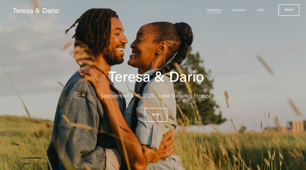 Stylová svatební šablona od Squarespace, která oznamuje svatbu Teresy a Daria.