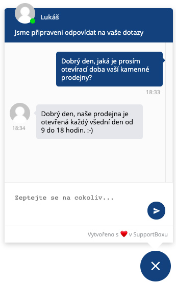 Okénko živého chatu od služby SupportBox. Je modré s bílým pozadím a zákazník se v něm ptá na otevírací dobu prodejny.