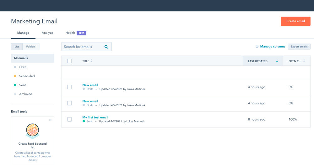 Dashboard nástroje HubSpot. Na obrazovce je funkce pro vytváření a posílání emailů a newsletterů.