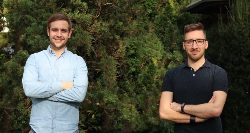 Aktuální spolumajitelé služby AffilBox Jaroslav Janíček a Ondřej Martinek pózují na společné fotce.