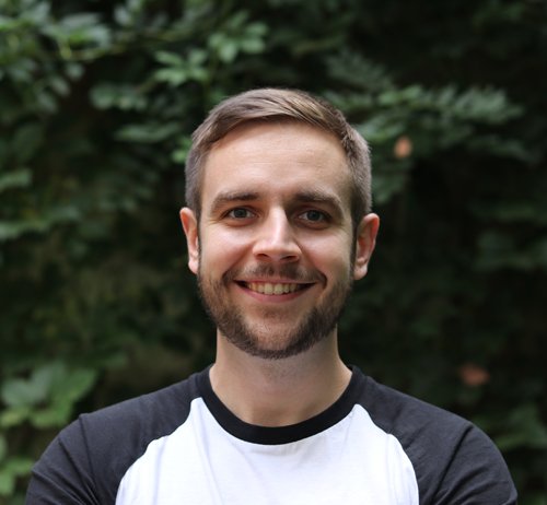 Spolumajitel služby AffilBox Jaroslav Janíček s úsměvem pózuje na fotografii.