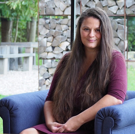 Generální ředitelka firmy SmartEmailing Kateřina Fišerová pózuje na fotografii.