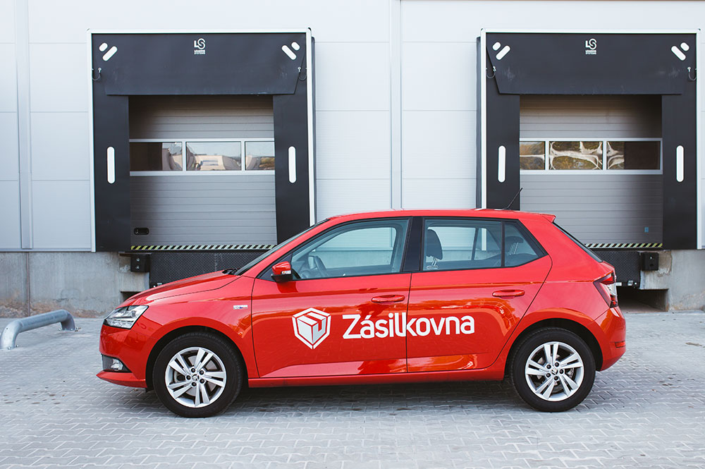 Červené a stylové auto s logem společnosti Zásilkovna.