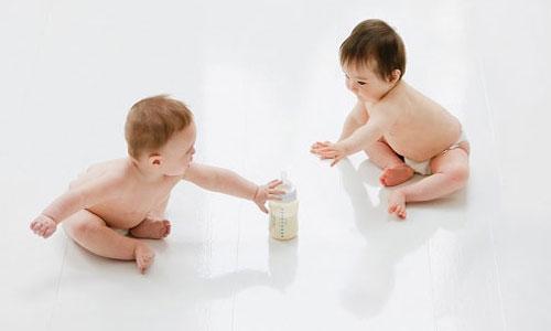 Trẻ sơ sinh uống bao nhiêu ml sữa mỗi ngày?