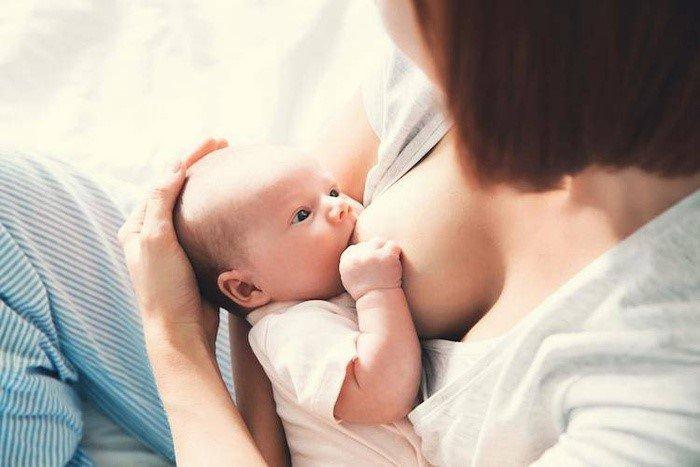 Mẹ không nên chỉ cho con bú một bên
