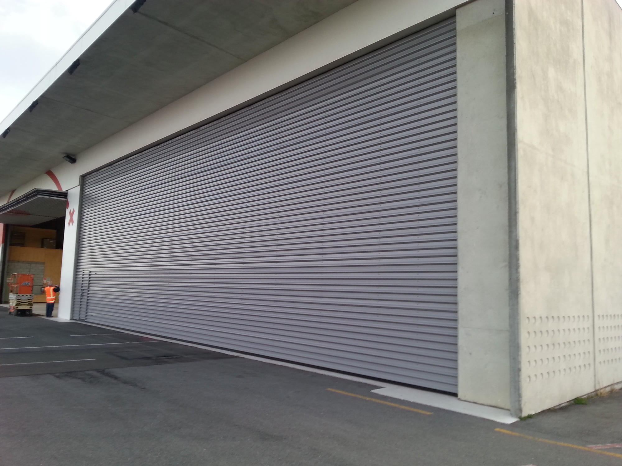 Bi-folding overhead hangar door