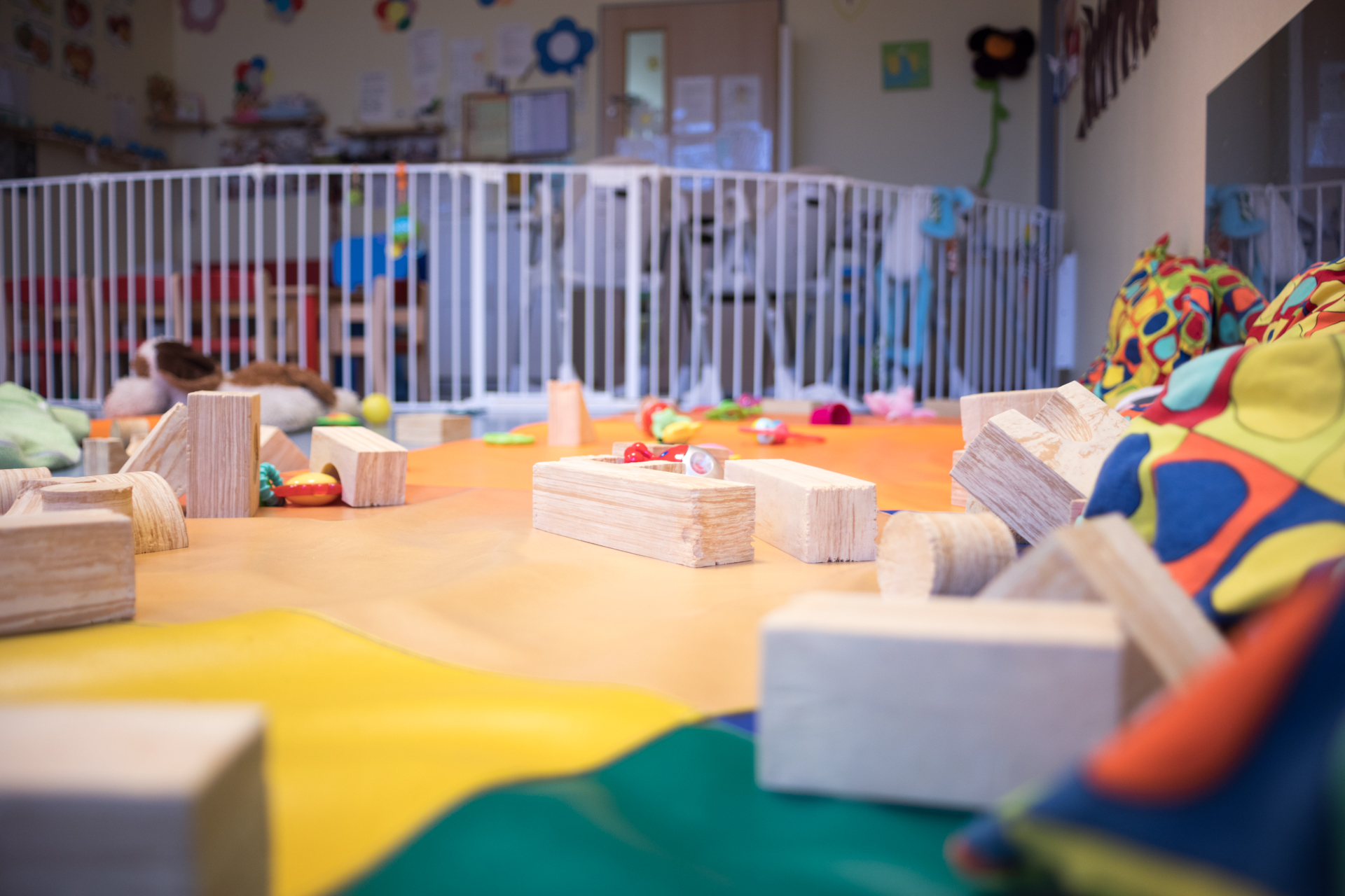 sunflower montessori crèche Luxembourg daisies room classroom baby babies room happy