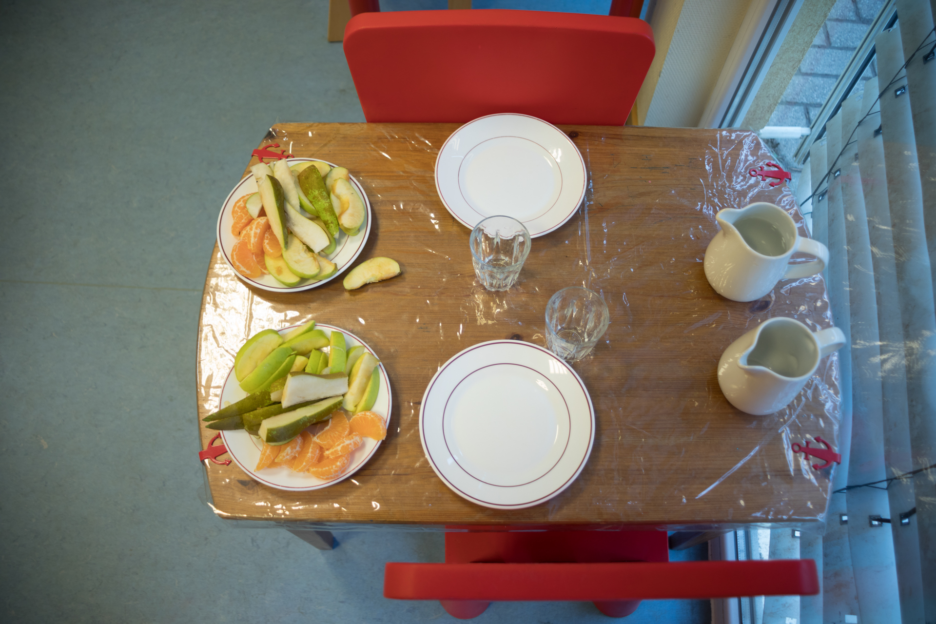 child healthysnack table fruits