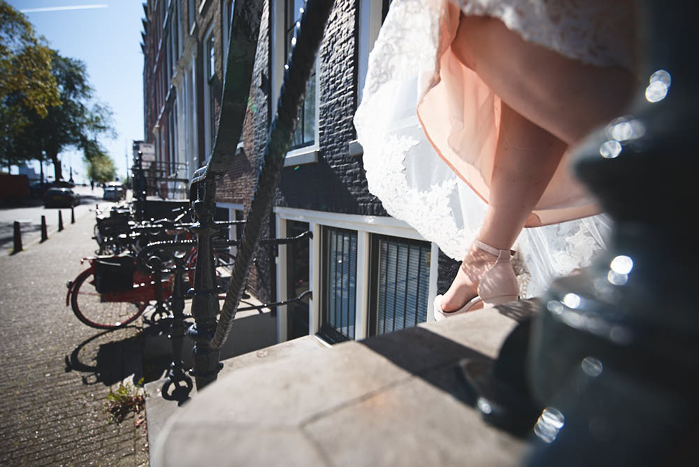 Wandeling bruidspaar bruiloftfoto's amsterdam