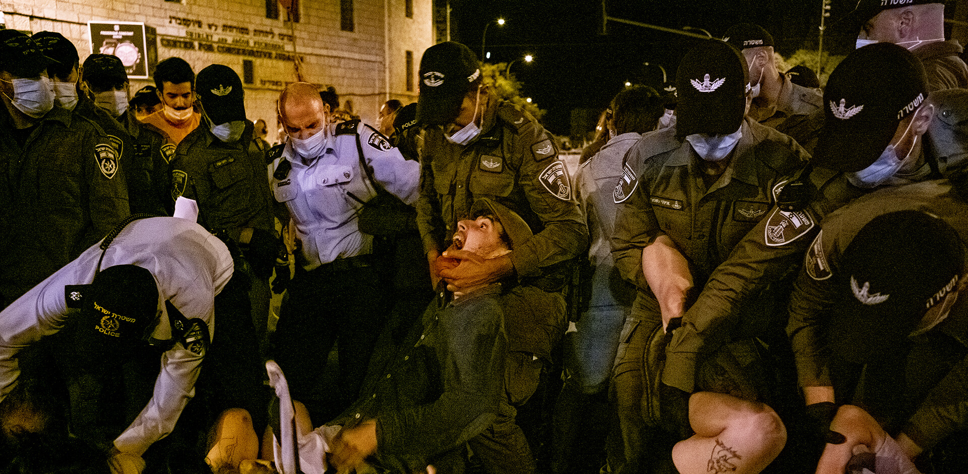 עבודה משטרתית כירורגית בעת הפיזור. הפגנה בכיכר פריז בירושלים (צילום: ביאה בר קלוש)