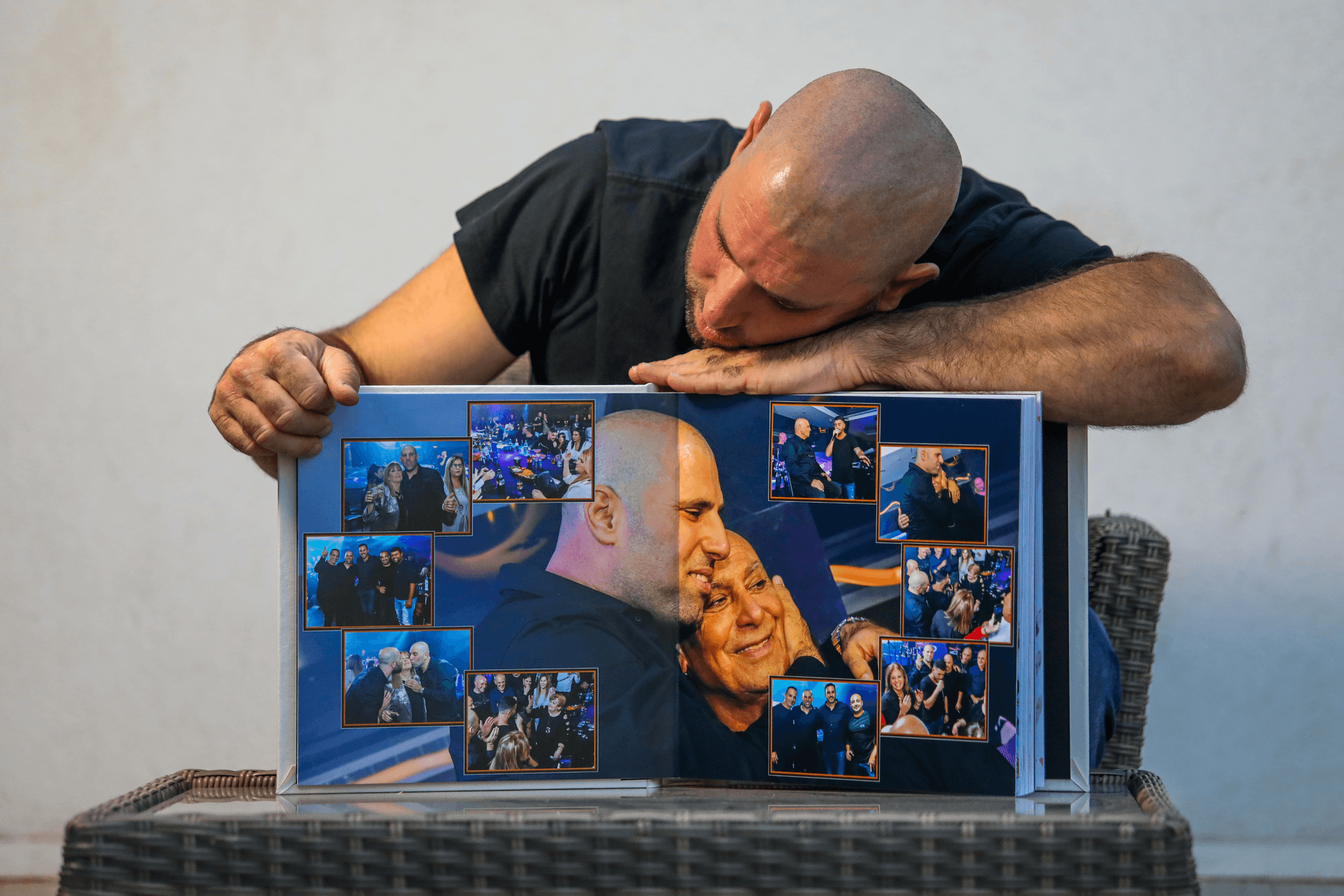 מוני ברכה מתאבל על אביו המנוח הרצל ז"ל. צילום: שלומי יוסף