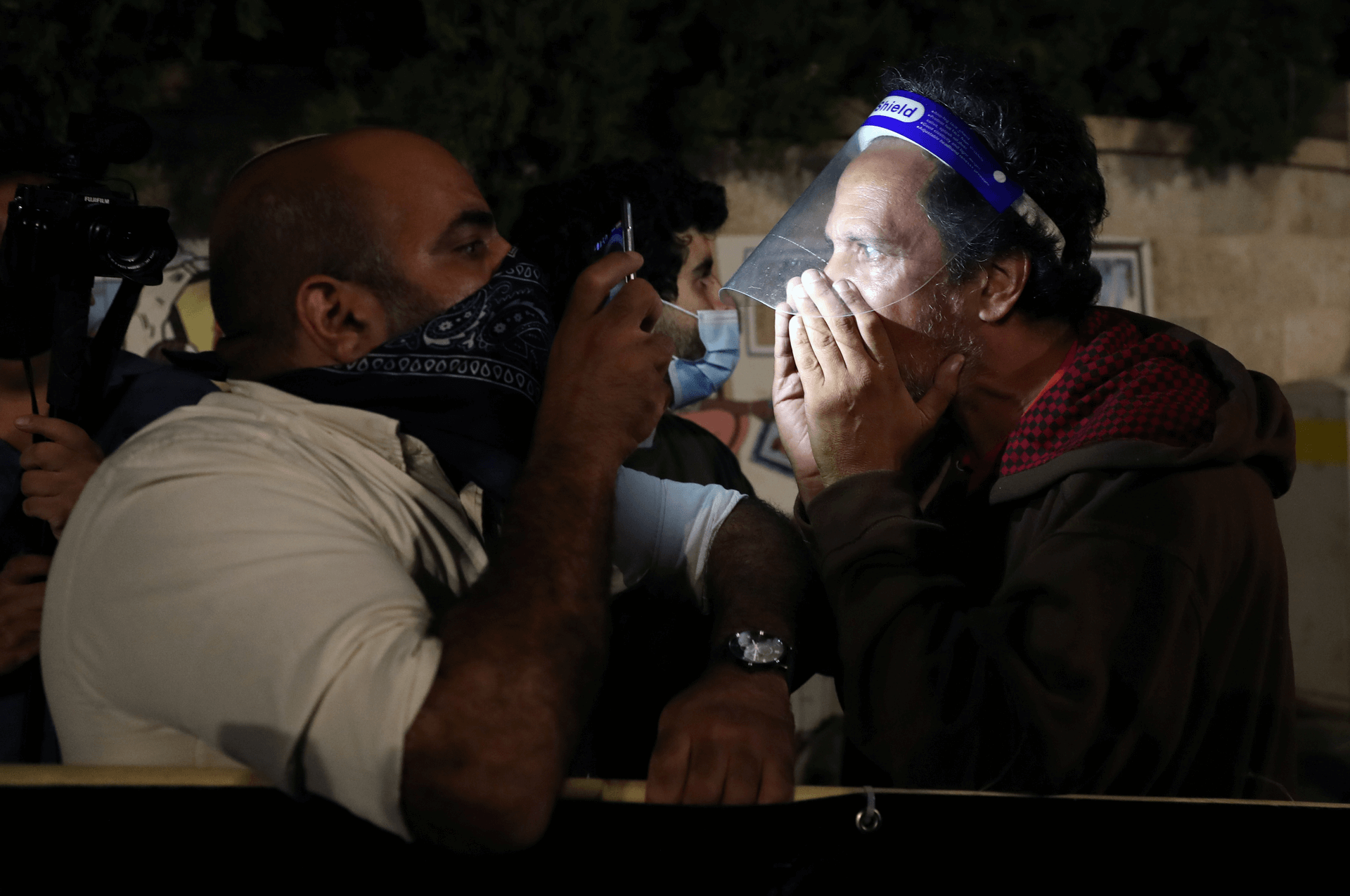 מפגינים מימין ומשמאל בעימות חזיתי בירושלים, אוקטובר 2020. צילום: רויטרס