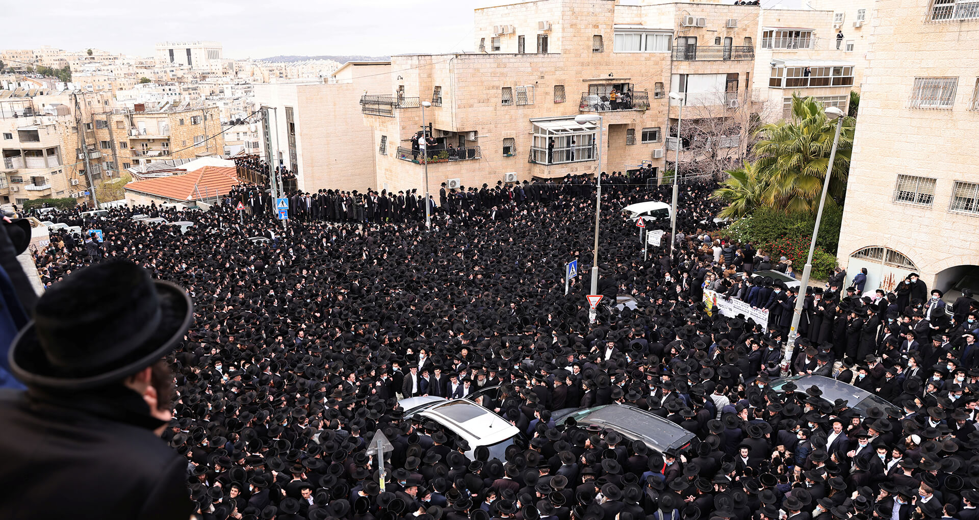 ההנהגה החרדית העדיפה להחזיר אש. אחת ההלוויות ההמוניות בירושלים (צילום: רויטרס)