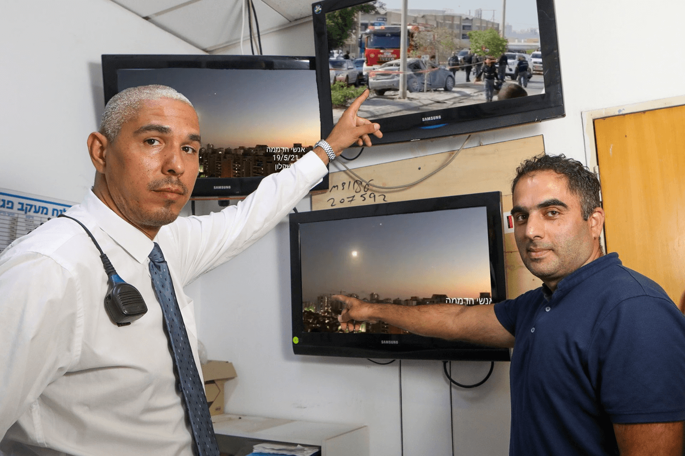 יוסי בר לב ממייסדי אנשי הדממה (מימין) וליאור עקיבא שמנהל את הפעילות. צילום: שלומי יוסף. עיבוד התמונות במסכים: נעם תמרי