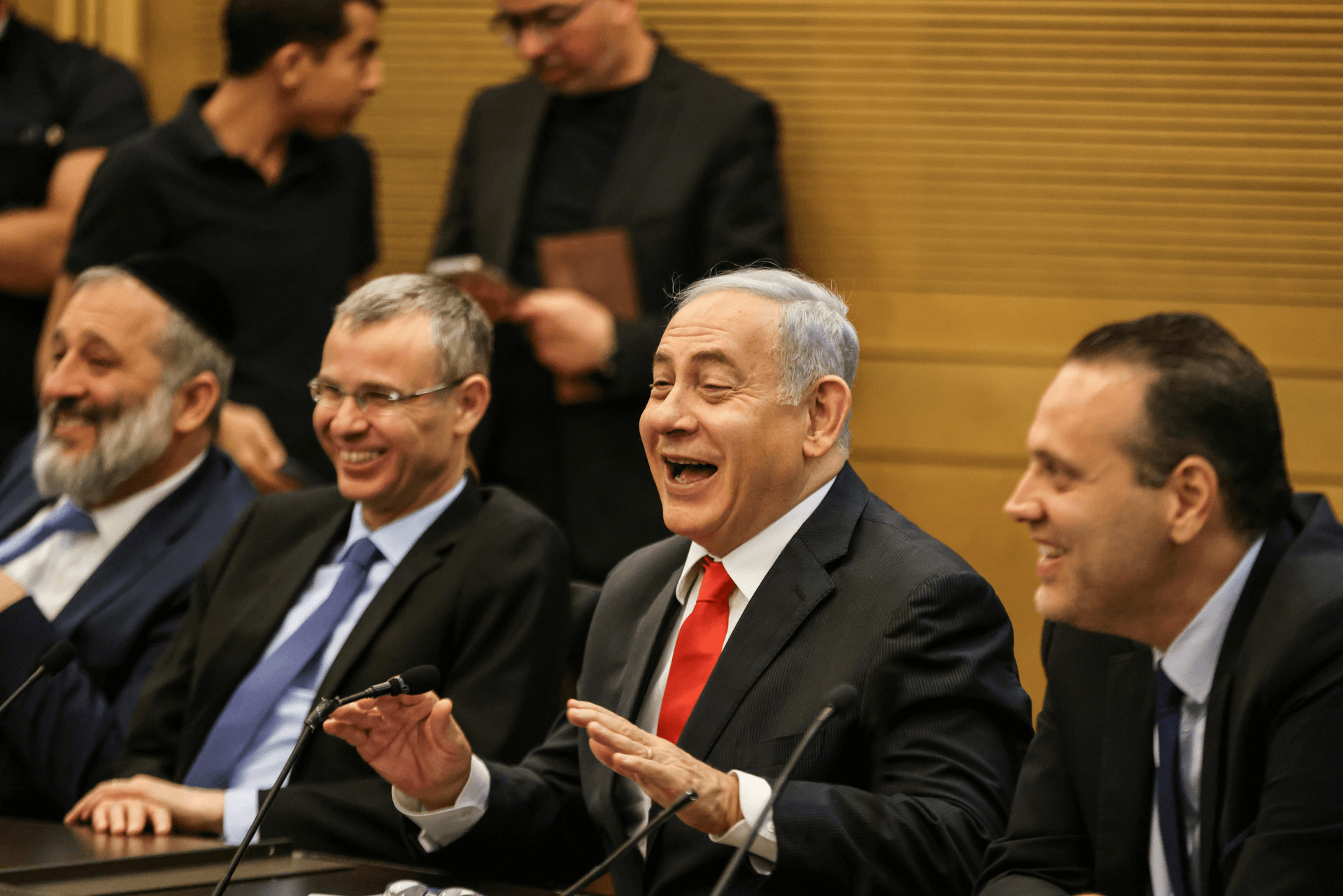 חברי הכנסת מיקי זוהר (מימין), בנימין נתניהו, יריב לוין ואריה דרעי, לפני כשבועיים. צילום: רויטרס