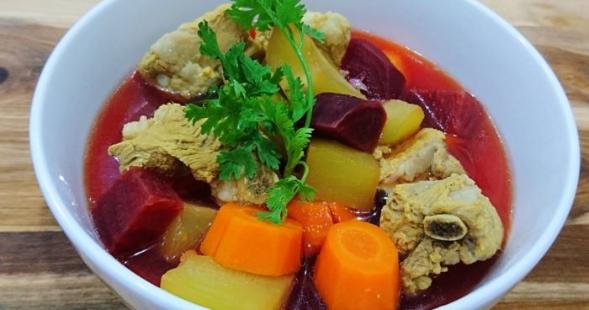 Củ dền nấu canh xương lợn, cà rốt khoai tây bổ dưỡng, tốt cho người thiếu máu, huyết áp thấp.