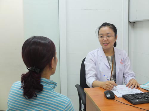 ThS-BS Huỳnh Đoàn Phương Mai đang tư vấn rối loạn tình dục cho bệnh nhân nữ