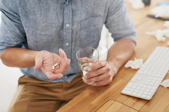 Một số thuốc, hoặc thiếu dinh dưỡng, có thể gây ban xuất huyết trên “cậu bé”