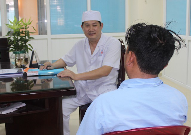 Cấp cứu bệnh nhân 26 tuổi bị “gãy súng” - 1