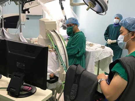 Các bác sĩ BV Bình Dân đang phẫu thuật ca ung thư dương vật lạ và hiếm. Ảnh: MINH TIẾN