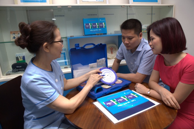 Tư vấn cho khách hàng về các biện pháp tránh thai tại phòng khám Marie Stopes Hà Nội 01