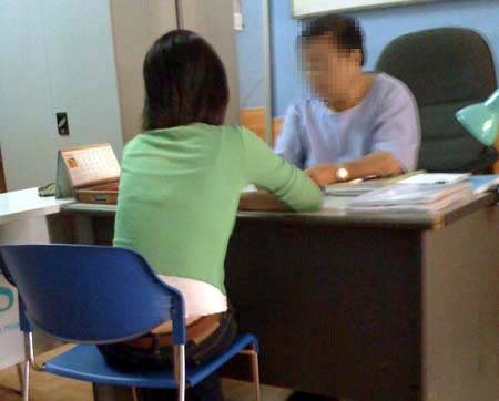 Trung bình một phụ nữ Việt trải qua 2,5 lần phá thai trong độ tuổi sinh đẻ do thiếu kiến thức, thông tin về các biện pháp tránh thai phù hợp (Trong ảnh: Một ca thăm khám bỏ thai)