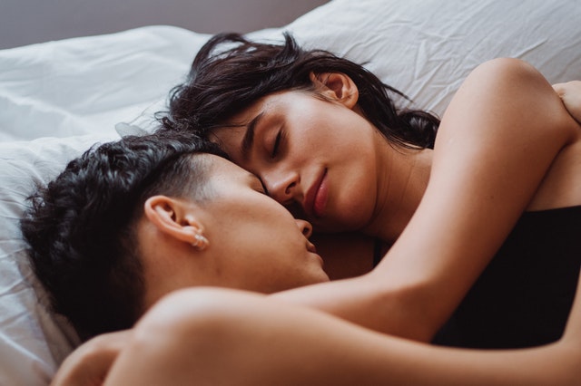 Thấy chồng áp lực cực độ mỗi khi 'lâm trận', cô vợ đem theo một thứ vào phòng ngủ khiến cục diện thay đổi khó tin - 1