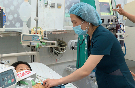 6 trẻ trong một gia đình bị ngộ độc, trong đó 1 trẻ tử vong và 1 trẻ phải lọc máu: Chuyên gia cảnh báo thói quen ăn vỉa hè, đường phố cực nguy hiểm